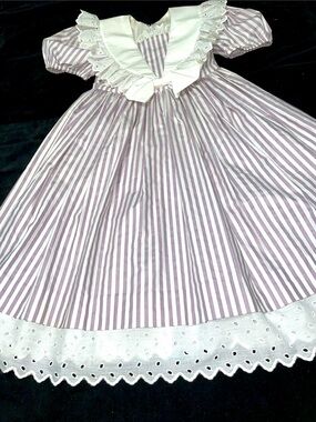 Authentic 1980s handmade children's prairie dress. See pics for measurements.